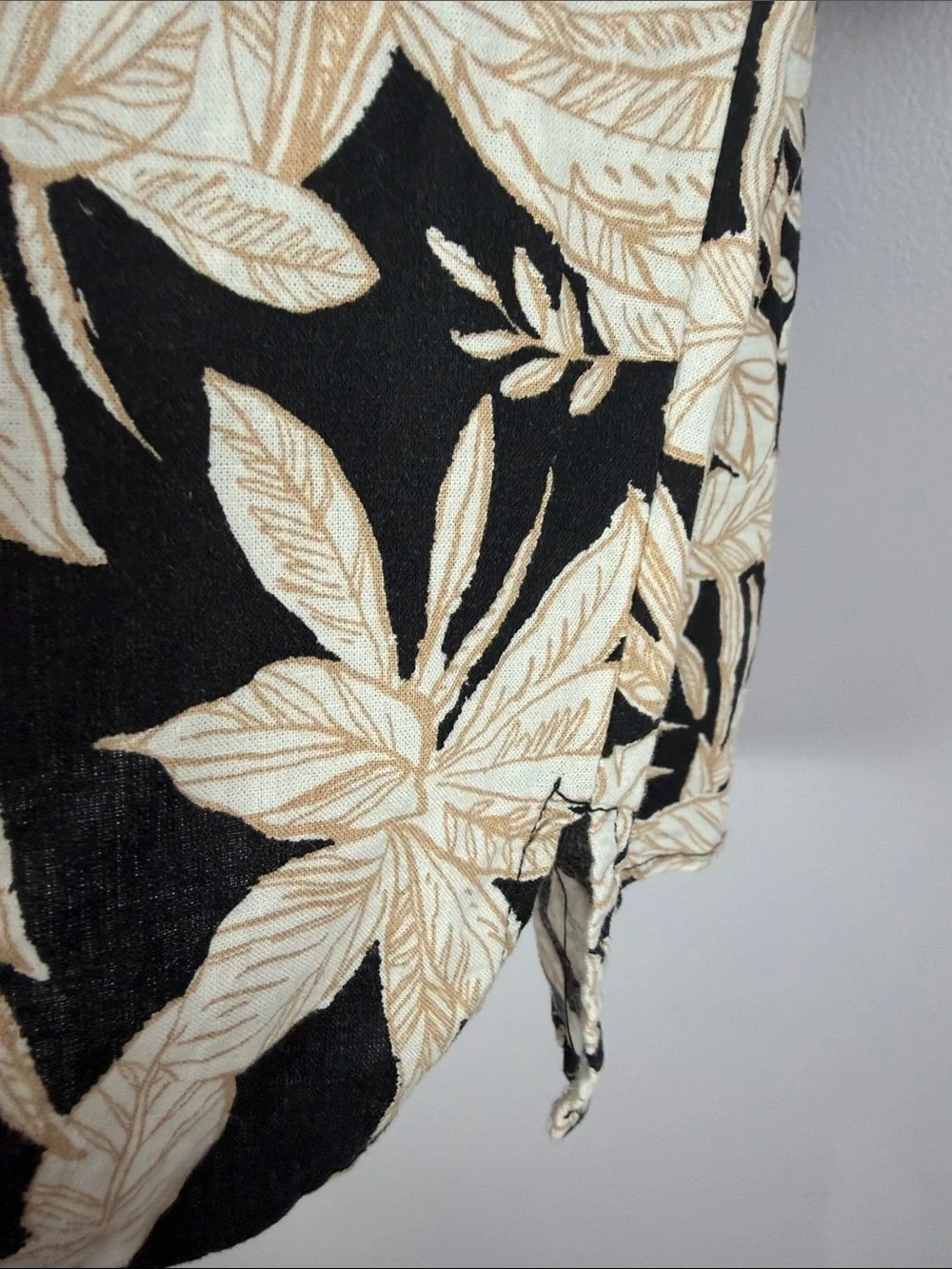 Nicole Miller Linen Blend Blouse XL Black Beige Tropical Leaf Print Resort Top - Picture 11 of 12